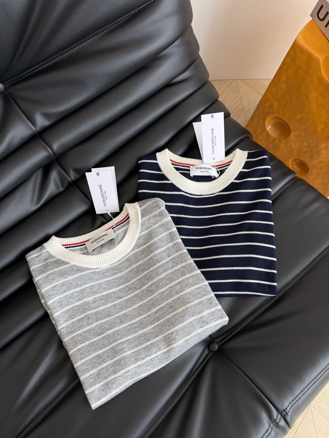 26系列 经典杠条设计条纹针织上衣 百搭又实穿的款式 采用精细轻薄的羊毛材质 手感软糯舒适 可以贴身穿 