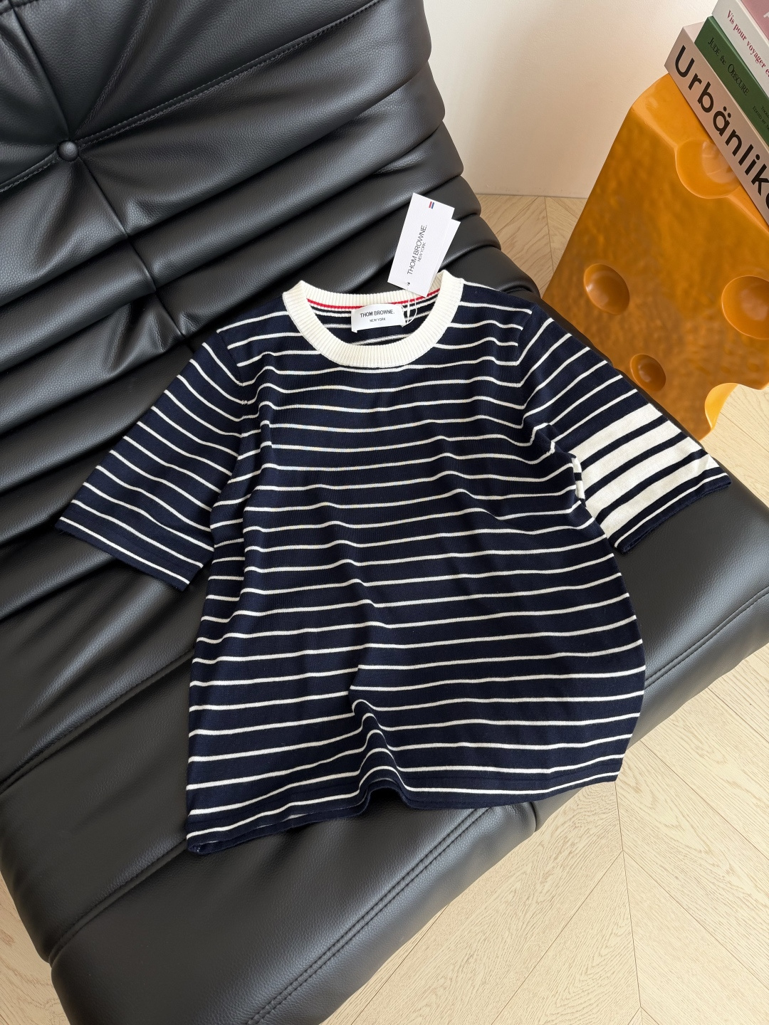 26系列 经典杠条设计条纹针织上衣 百搭又实穿的款式 采用精细轻薄的羊毛材质 手感软糯舒适 可以贴身穿 