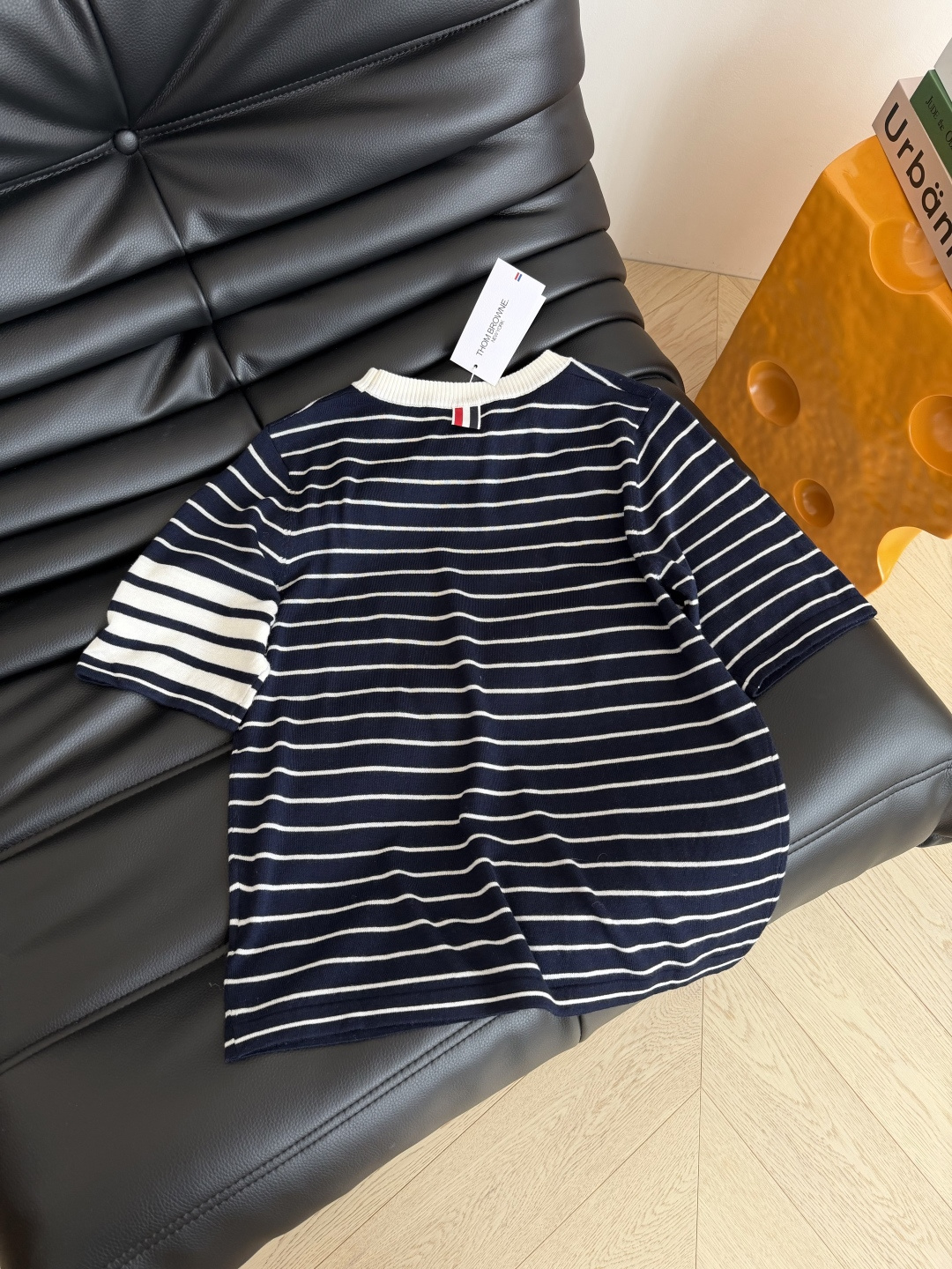 26系列 经典杠条设计条纹针织上衣 百搭又实穿的款式 采用精细轻薄的羊毛材质 手感软糯舒适 可以贴身穿 