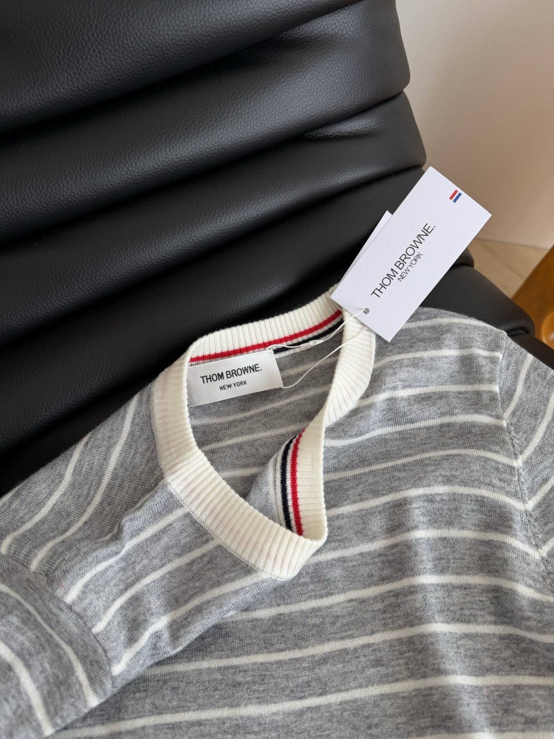 26系列 经典杠条设计条纹针织上衣 百搭又实穿的款式 采用精细轻薄的羊毛材质 手感软糯舒适 可以贴身穿 