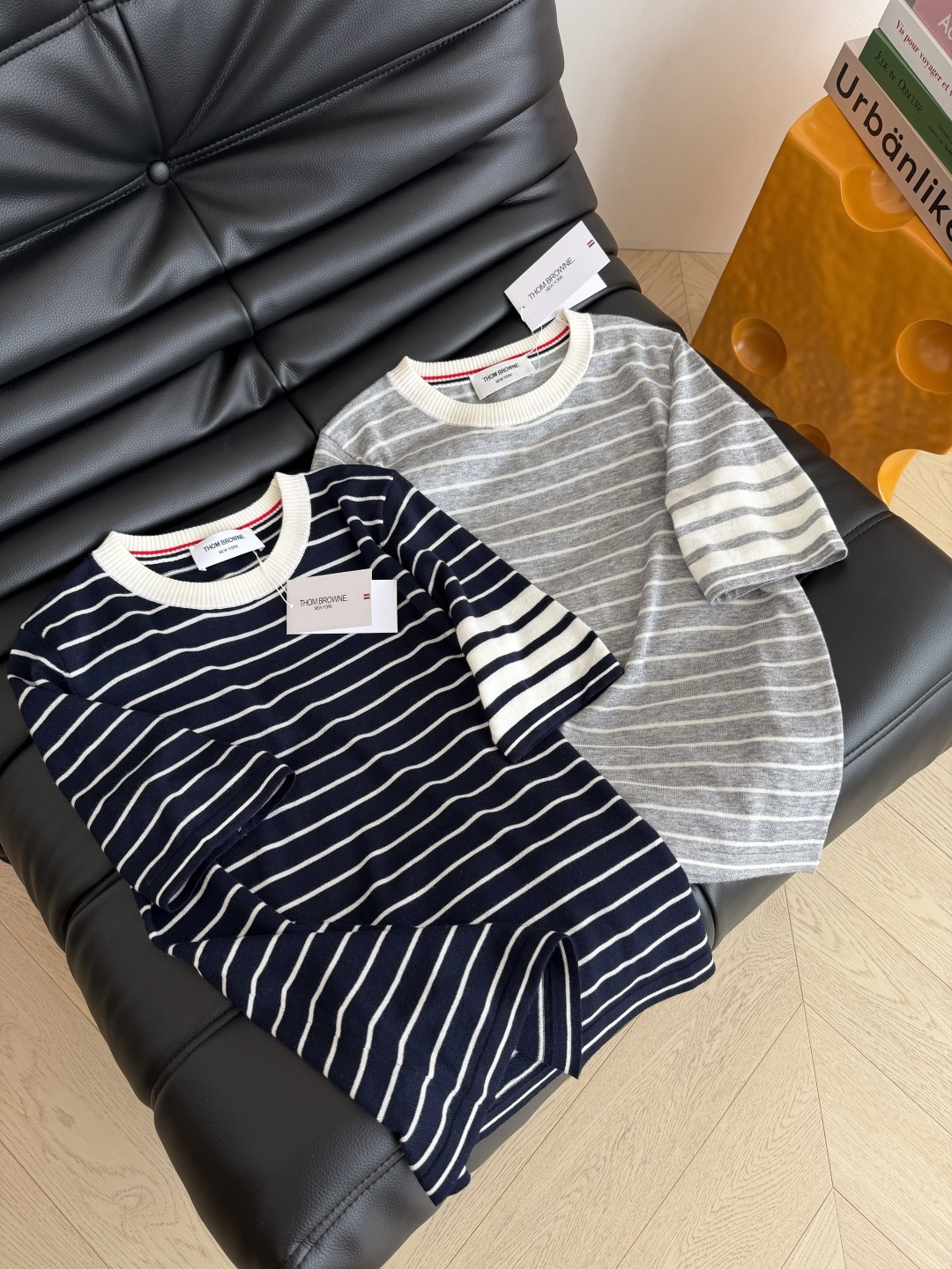 26系列 经典杠条设计条纹针织上衣 百搭又实穿的款式 采用精细轻薄的羊毛材质 手感软糯舒适 可以贴身穿 