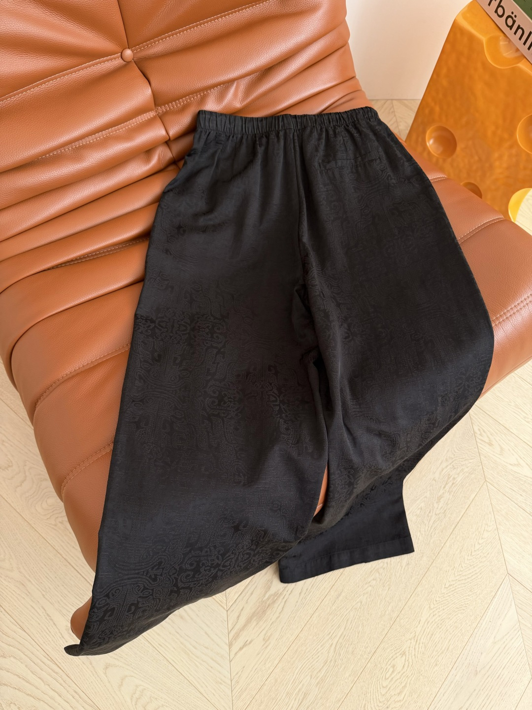 巨好穿 26ss 复古提花醋酸裤子 日常搭配休闲慵懒 自带褶皱纹理效果的混纺醋酸面料 上身丝滑冰凉 透气