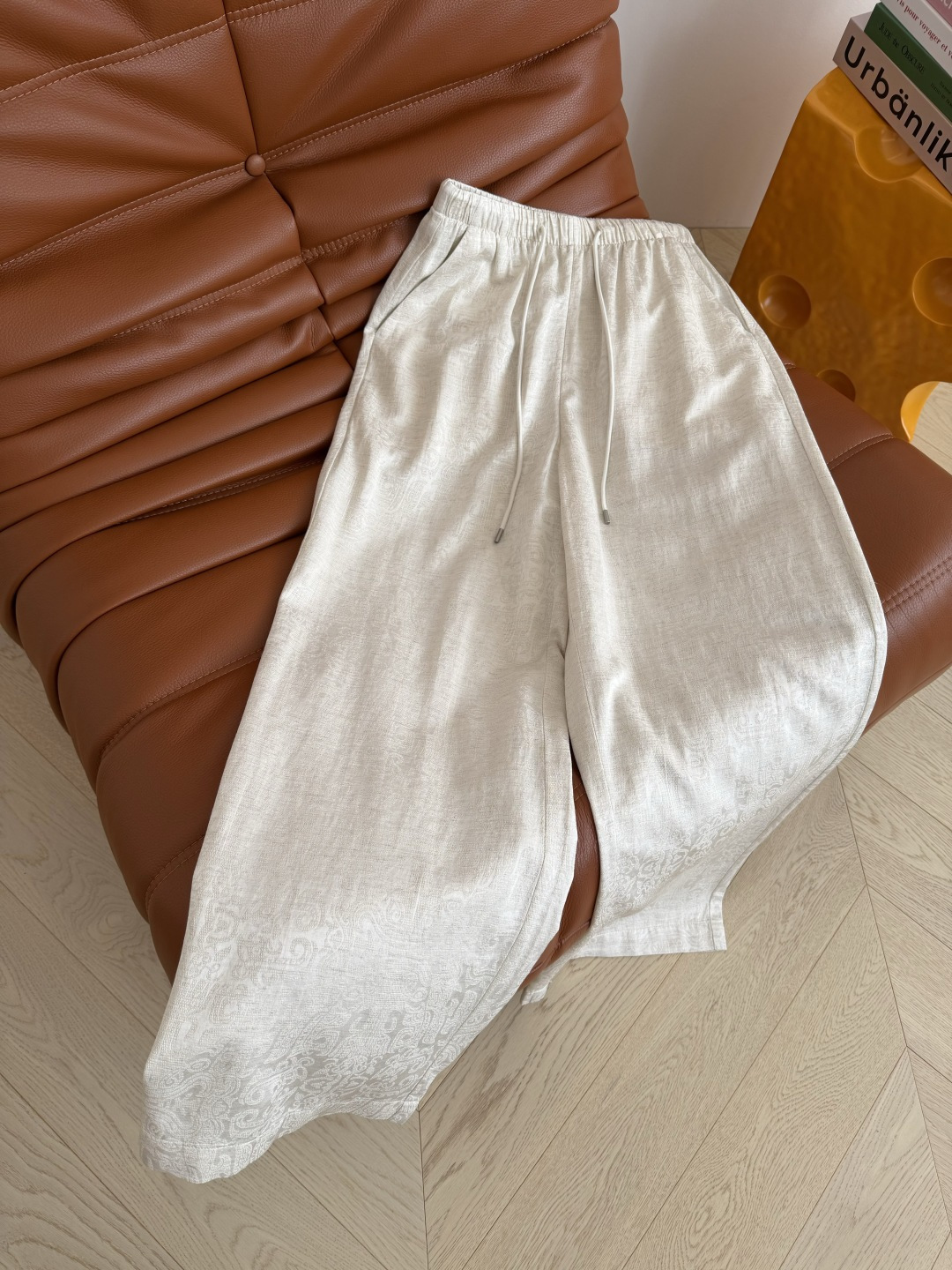 巨好穿 26ss 复古提花醋酸裤子 日常搭配休闲慵懒 自带褶皱纹理效果的混纺醋酸面料 上身丝滑冰凉 透气