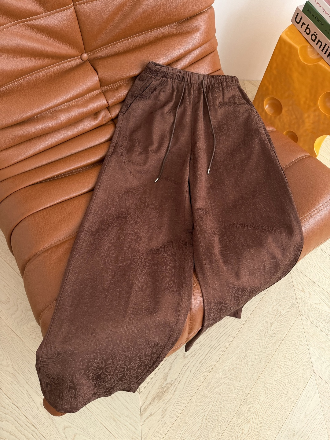 巨好穿 26ss 复古提花醋酸裤子 日常搭配休闲慵懒 自带褶皱纹理效果的混纺醋酸面料 上身丝滑冰凉 透气