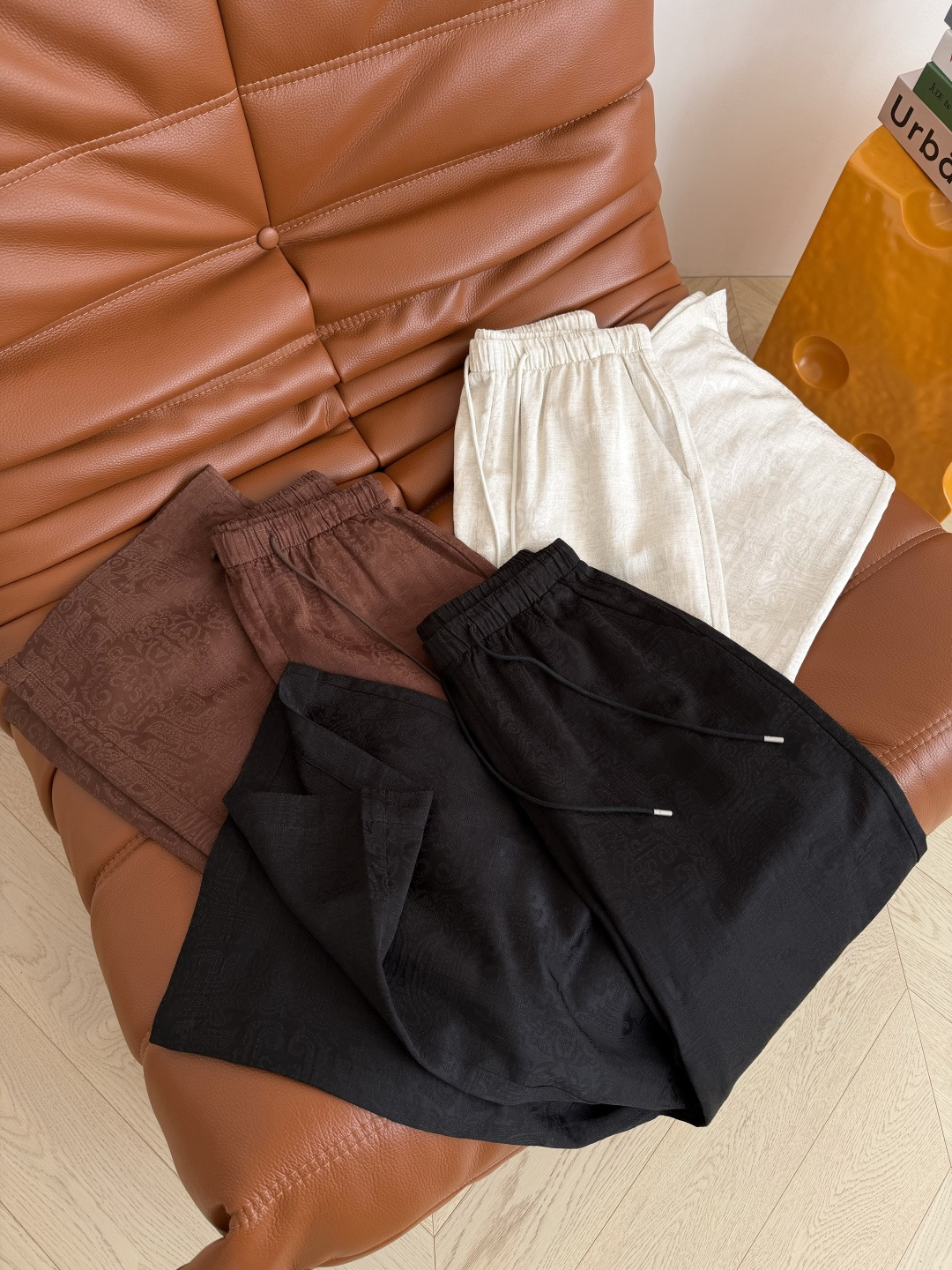 巨好穿 26ss 复古提花醋酸裤子 日常搭配休闲慵懒 自带褶皱纹理效果的混纺醋酸面料 上身丝滑冰凉 透气