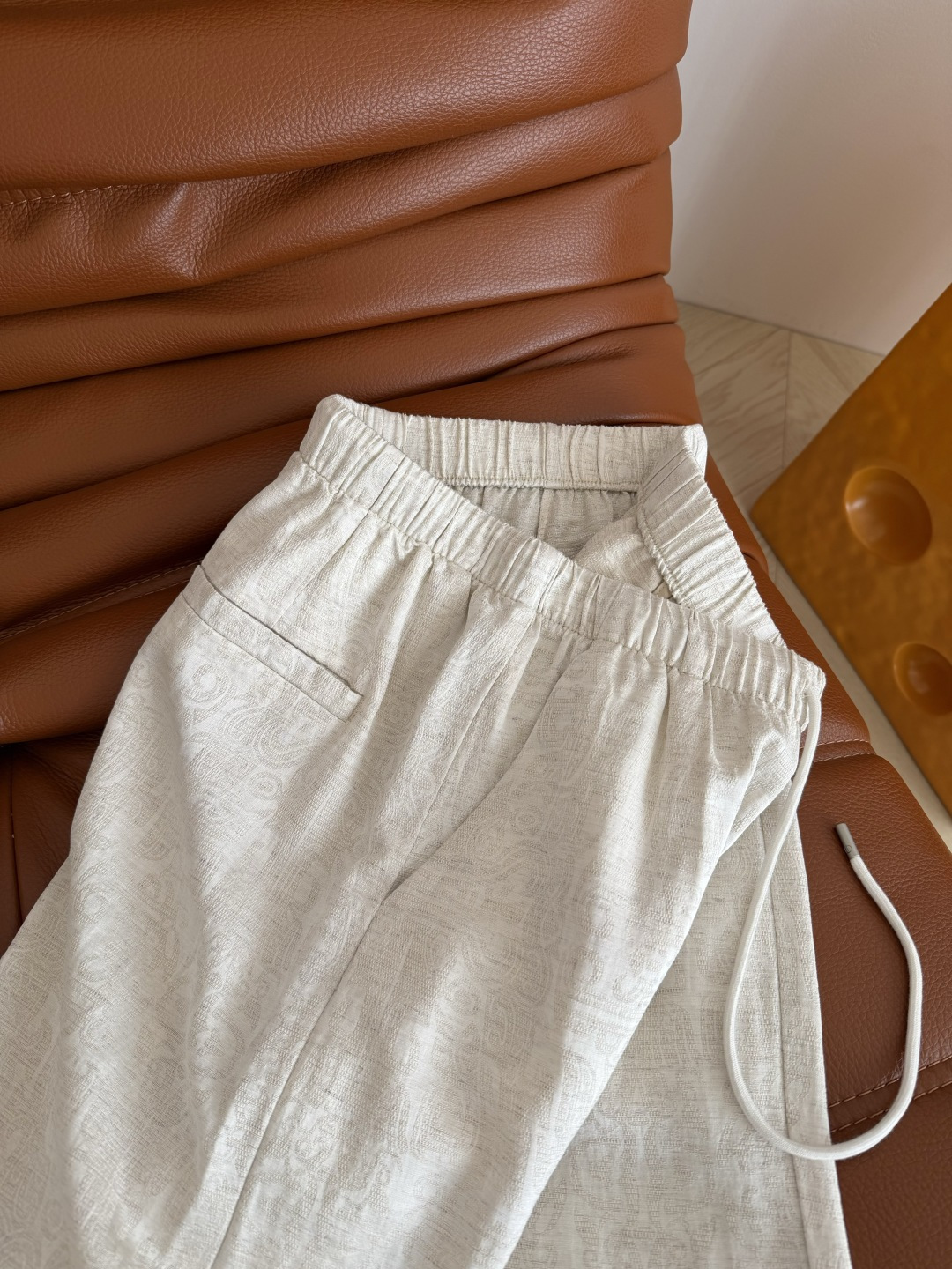 巨好穿 26ss 复古提花醋酸裤子 日常搭配休闲慵懒 自带褶皱纹理效果的混纺醋酸面料 上身丝滑冰凉 透气