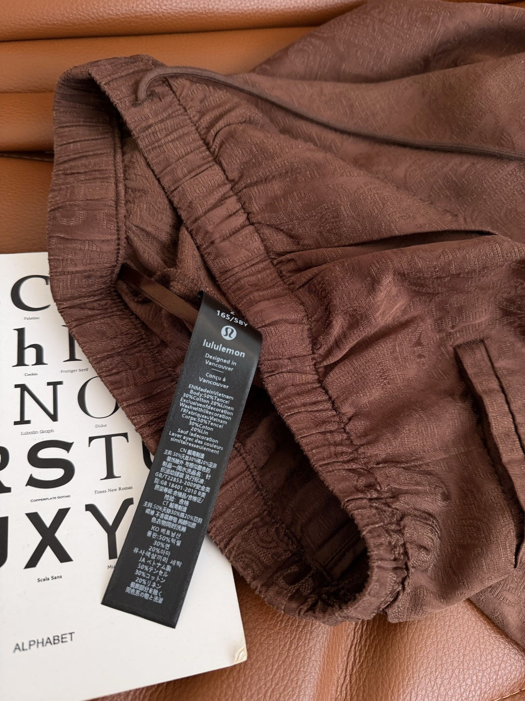 巨好穿 26ss 复古提花醋酸裤子 日常搭配休闲慵懒 自带褶皱纹理效果的混纺醋酸面料 上身丝滑冰凉 透气