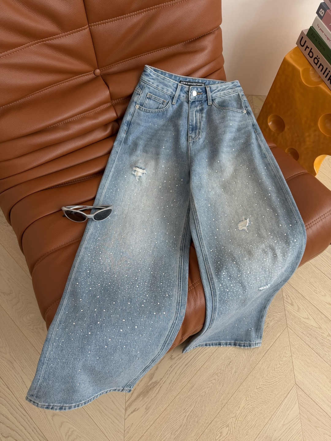 26ss 重工烫钻+破洞工艺水洗浅蓝色牛仔裤 复古的浅蓝色洗水效果 很清爽 裤身满天星烫钻设计 辨识度十