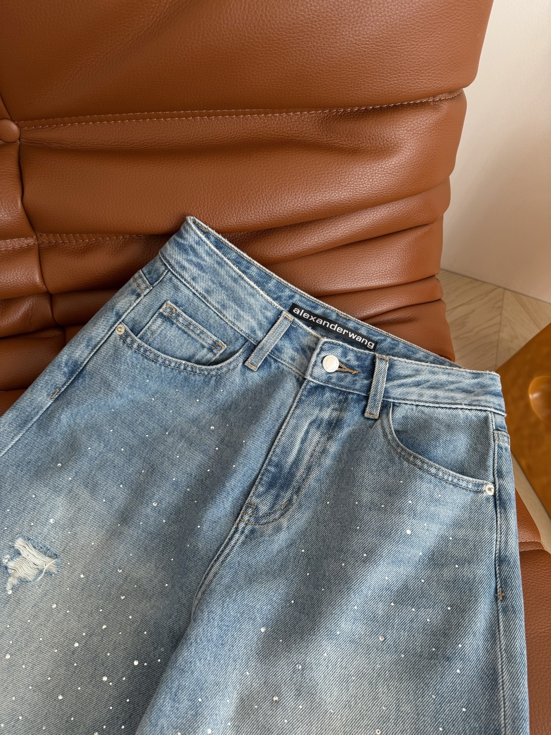 26ss 重工烫钻+破洞工艺水洗浅蓝色牛仔裤 复古的浅蓝色洗水效果 很清爽 裤身满天星烫钻设计 辨识度十