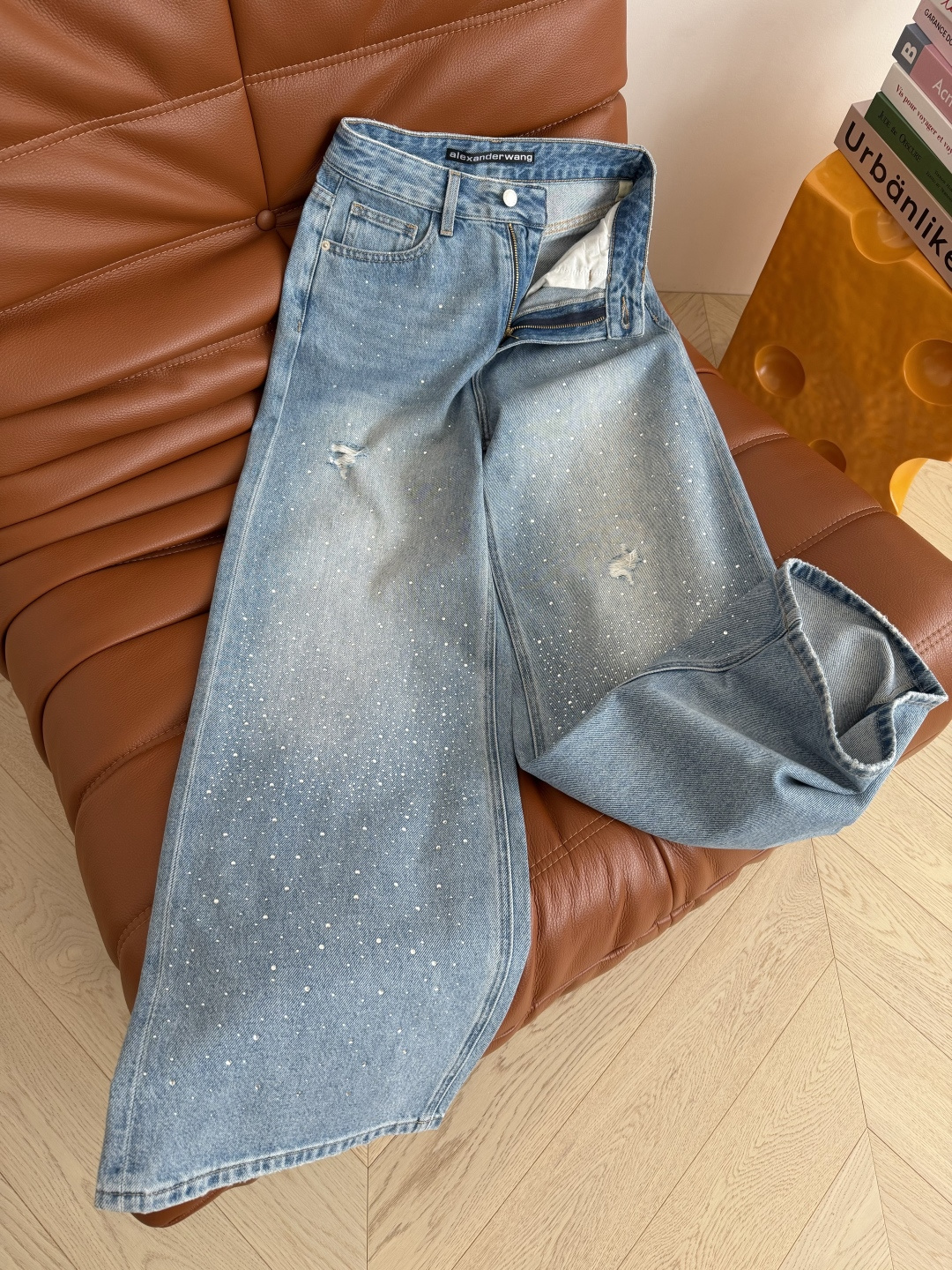 26ss 重工烫钻+破洞工艺水洗浅蓝色牛仔裤 复古的浅蓝色洗水效果 很清爽 裤身满天星烫钻设计 辨识度十