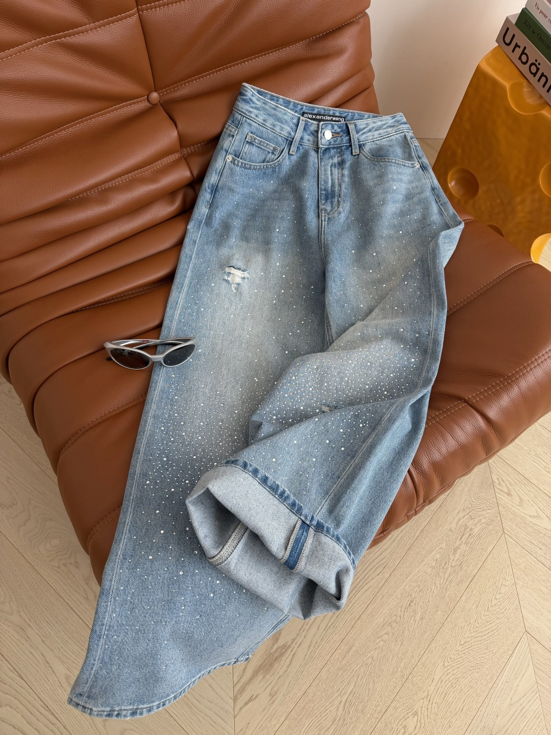 26ss 重工烫钻+破洞工艺水洗浅蓝色牛仔裤 复古的浅蓝色洗水效果 很清爽 裤身满天星烫钻设计 辨识度十