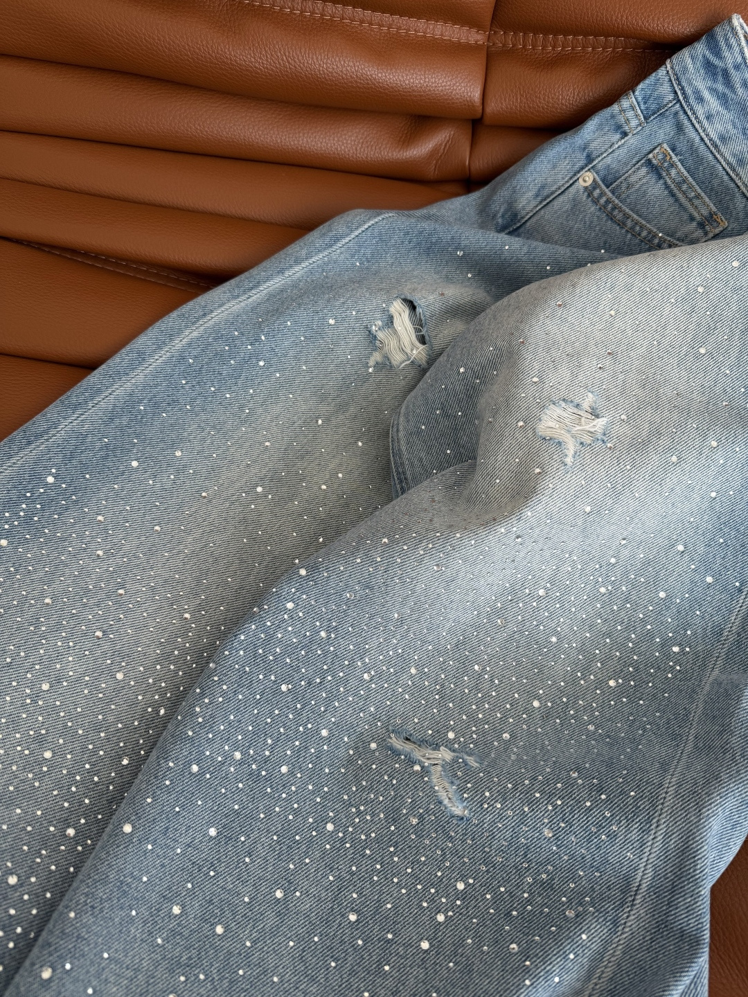 26ss 重工烫钻+破洞工艺水洗浅蓝色牛仔裤 复古的浅蓝色洗水效果 很清爽 裤身满天星烫钻设计 辨识度十