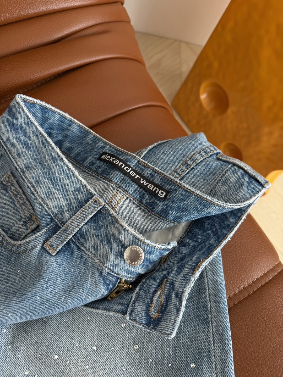 26ss 重工烫钻+破洞工艺水洗浅蓝色牛仔裤 复古的浅蓝色洗水效果 很清爽 裤身满天星烫钻设计 辨识度十