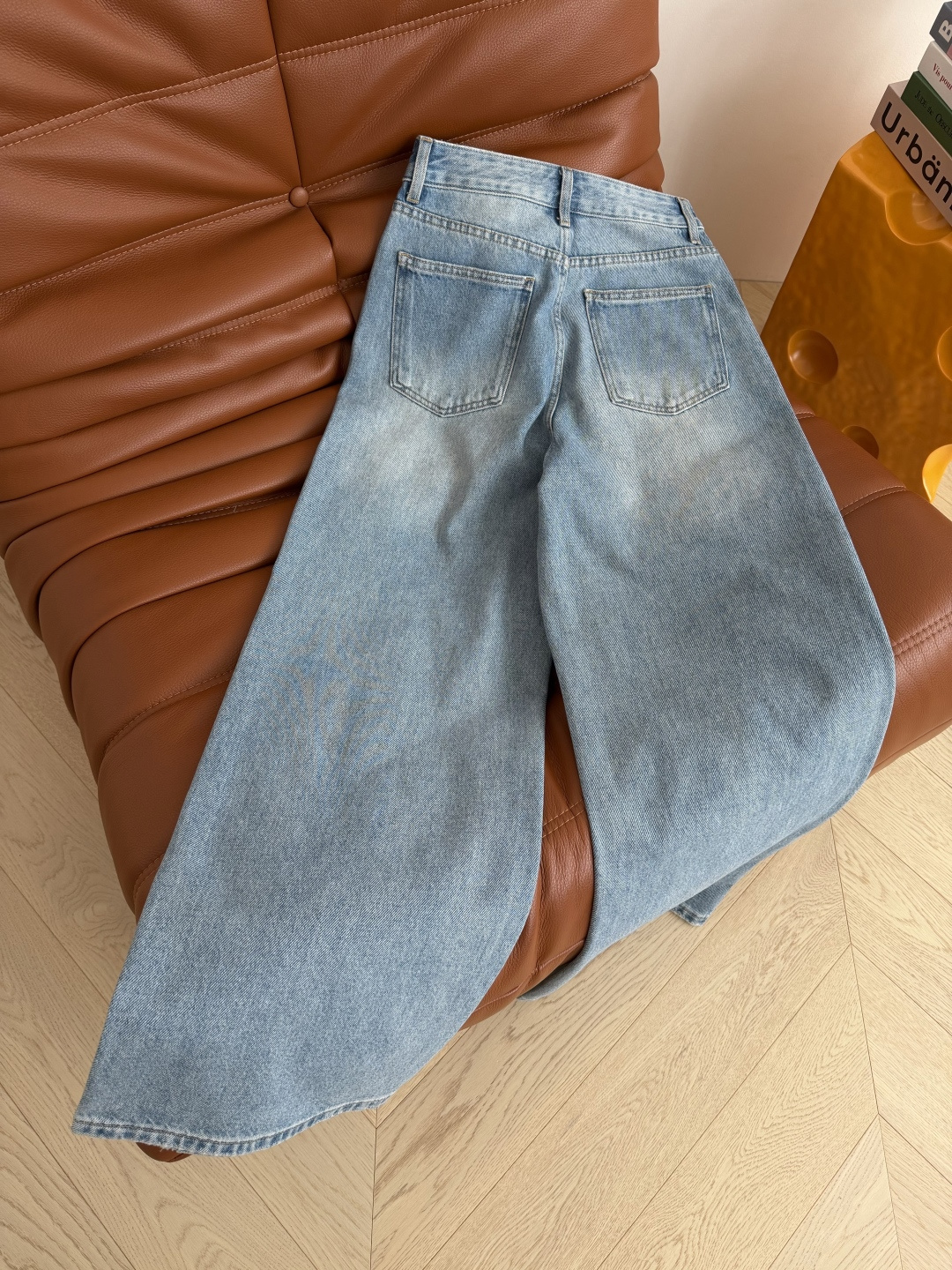 26ss 重工烫钻+破洞工艺水洗浅蓝色牛仔裤 复古的浅蓝色洗水效果 很清爽 裤身满天星烫钻设计 辨识度十