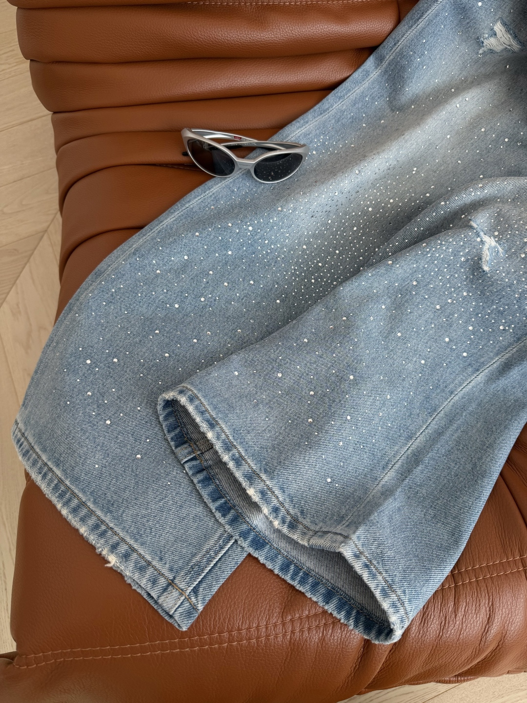 26ss 重工烫钻+破洞工艺水洗浅蓝色牛仔裤 复古的浅蓝色洗水效果 很清爽 裤身满天星烫钻设计 辨识度十