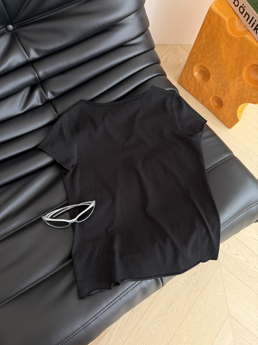 26ss 小马刺绣卷边钮扣T恤 一眼松弛感 白色清爽休闲 黑色有一丝小性感 小V领+侧边钮扣设计 简约又