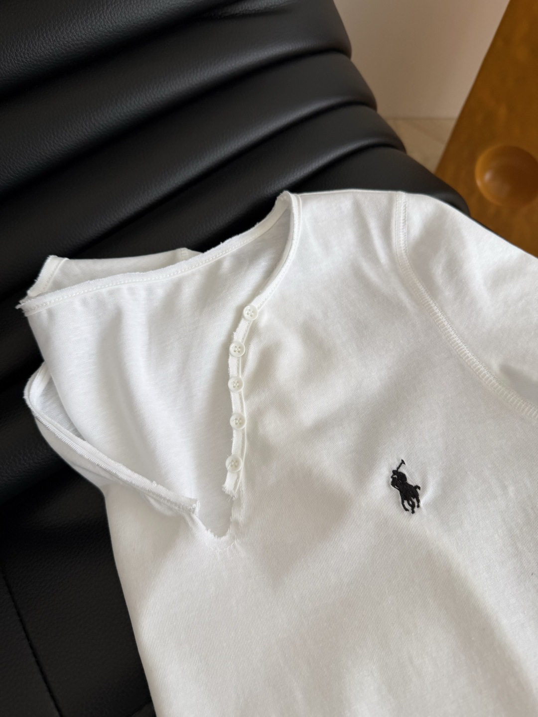 26ss 小马刺绣卷边钮扣T恤 一眼松弛感 白色清爽休闲 黑色有一丝小性感 小V领+侧边钮扣设计 简约又