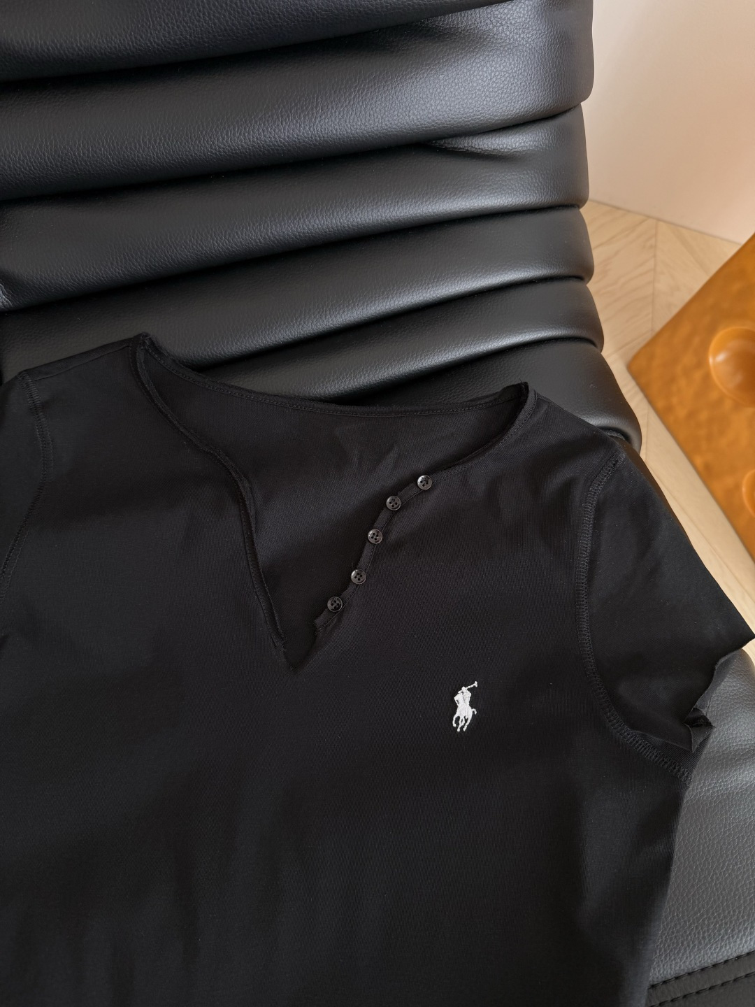 26ss 小马刺绣卷边钮扣T恤 一眼松弛感 白色清爽休闲 黑色有一丝小性感 小V领+侧边钮扣设计 简约又