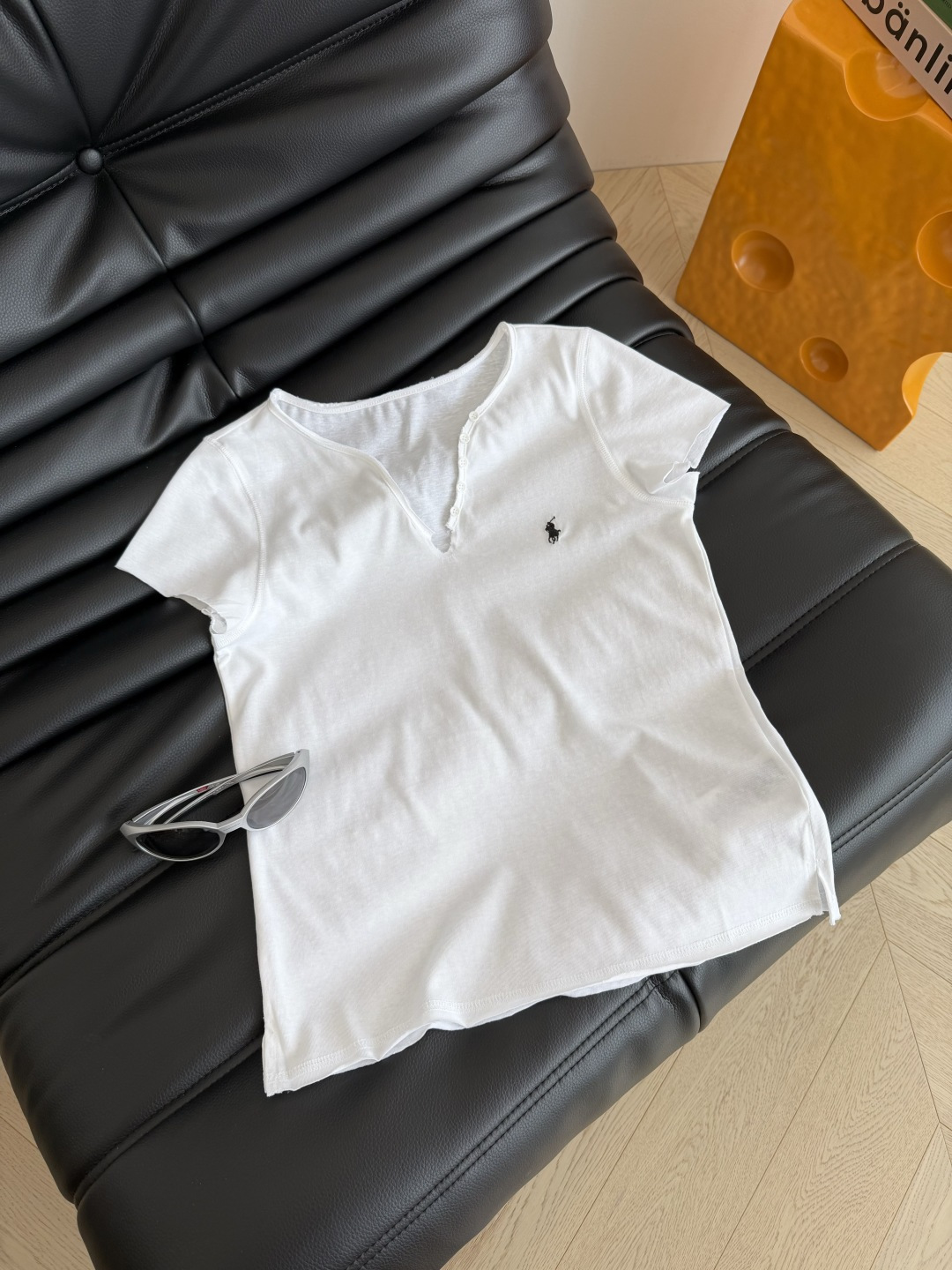 26ss 小马刺绣卷边钮扣T恤 一眼松弛感 白色清爽休闲 黑色有一丝小性感 小V领+侧边钮扣设计 简约又