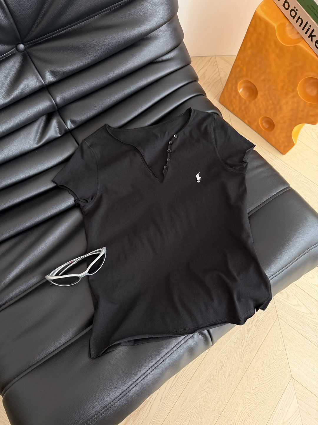 26ss 小马刺绣卷边钮扣T恤 一眼松弛感 白色清爽休闲 黑色有一丝小性感 小V领+侧边钮扣设计 简约又