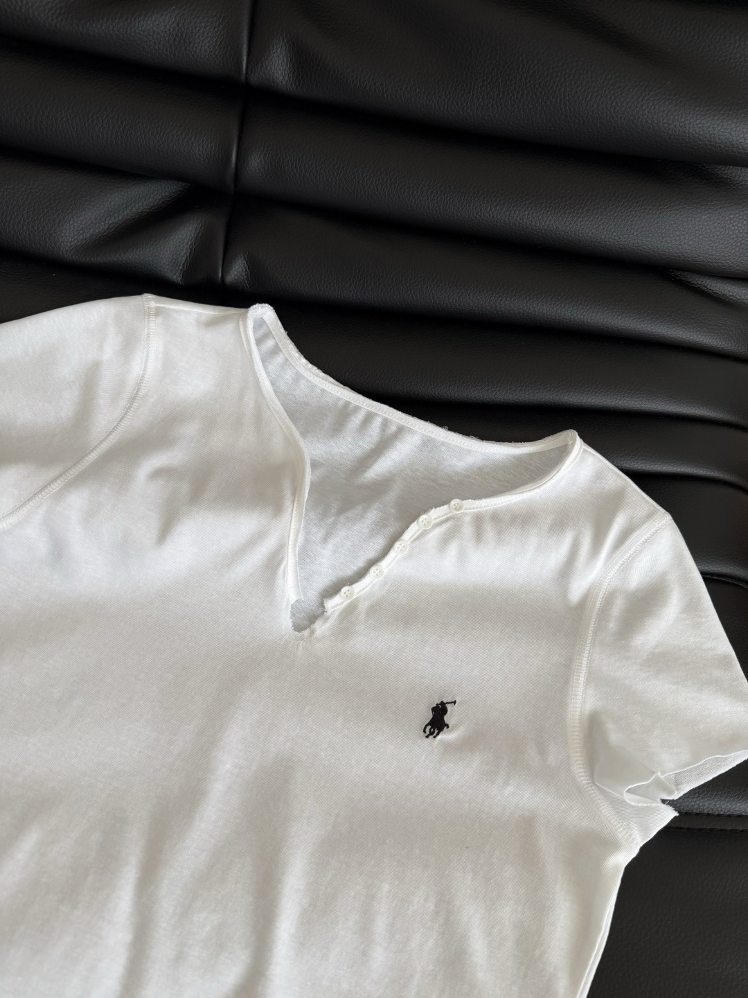 26ss 小马刺绣卷边钮扣T恤 一眼松弛感 白色清爽休闲 黑色有一丝小性感 小V领+侧边钮扣设计 简约又