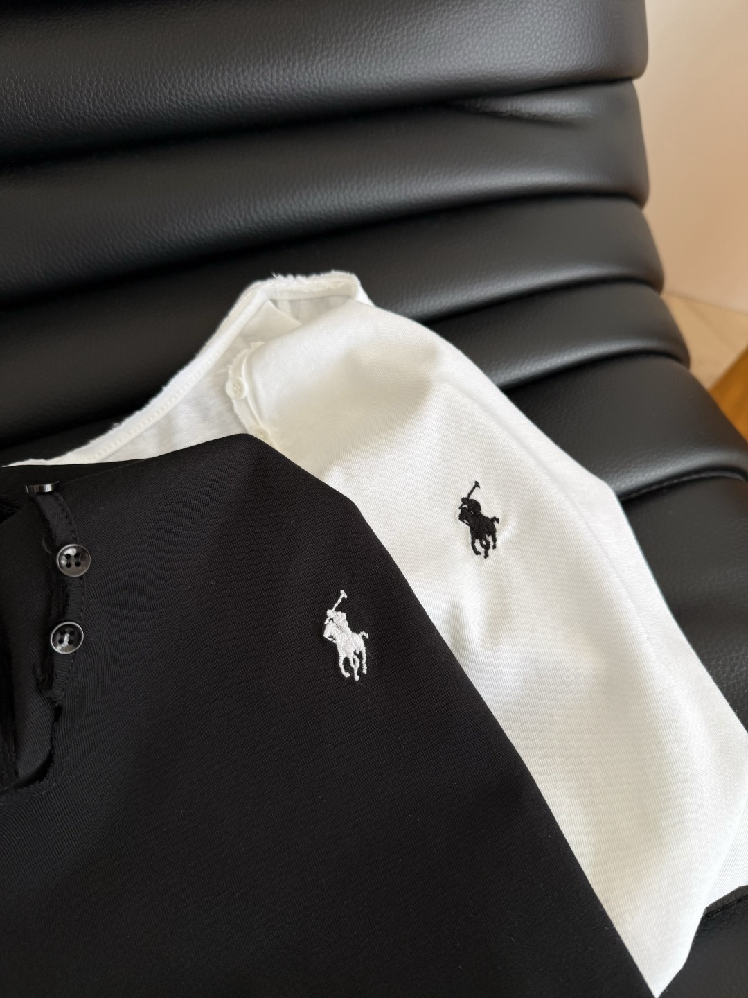 26ss 小马刺绣卷边钮扣T恤 一眼松弛感 白色清爽休闲 黑色有一丝小性感 小V领+侧边钮扣设计 简约又