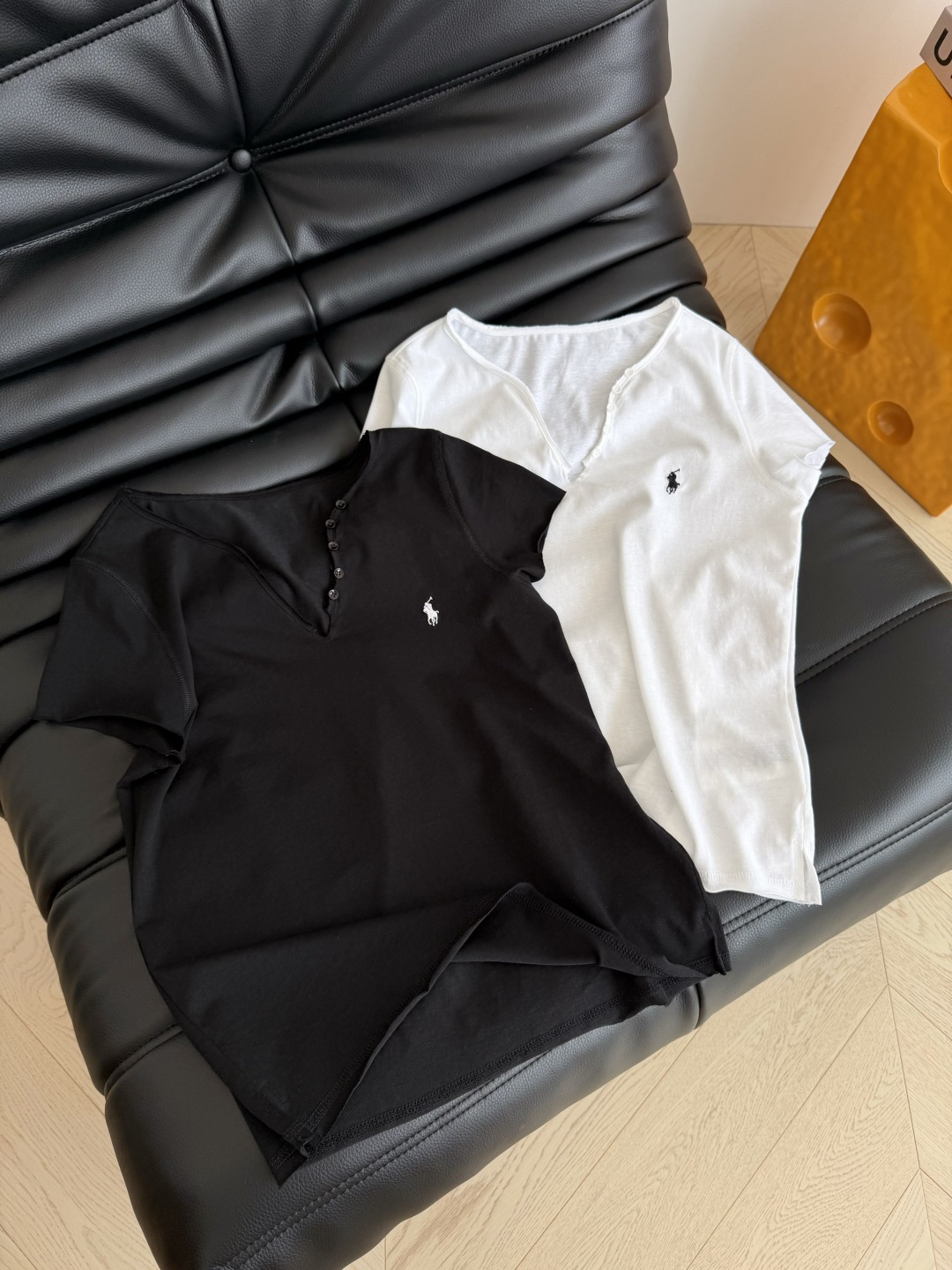 26ss 小马刺绣卷边钮扣T恤 一眼松弛感 白色清爽休闲 黑色有一丝小性感 小V领+侧边钮扣设计 简约又