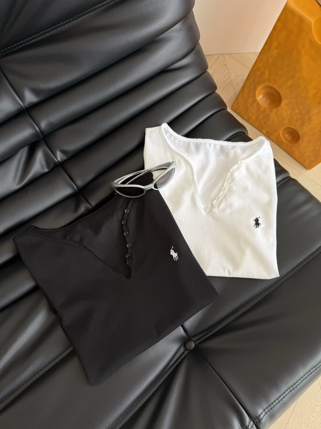 26ss 小马刺绣卷边钮扣T恤 一眼松弛感 白色清爽休闲 黑色有一丝小性感 小V领+侧边钮扣设计 简约又