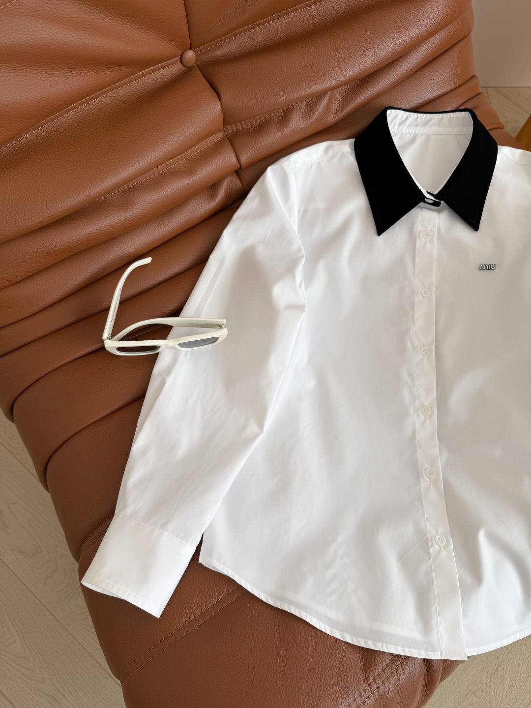 自带高级感衬衫 26ss 丝绒领子拼接衬衫 日常休闲或者高阶通勤皆可 实穿性很高 丝绒领子拼接很显高级感