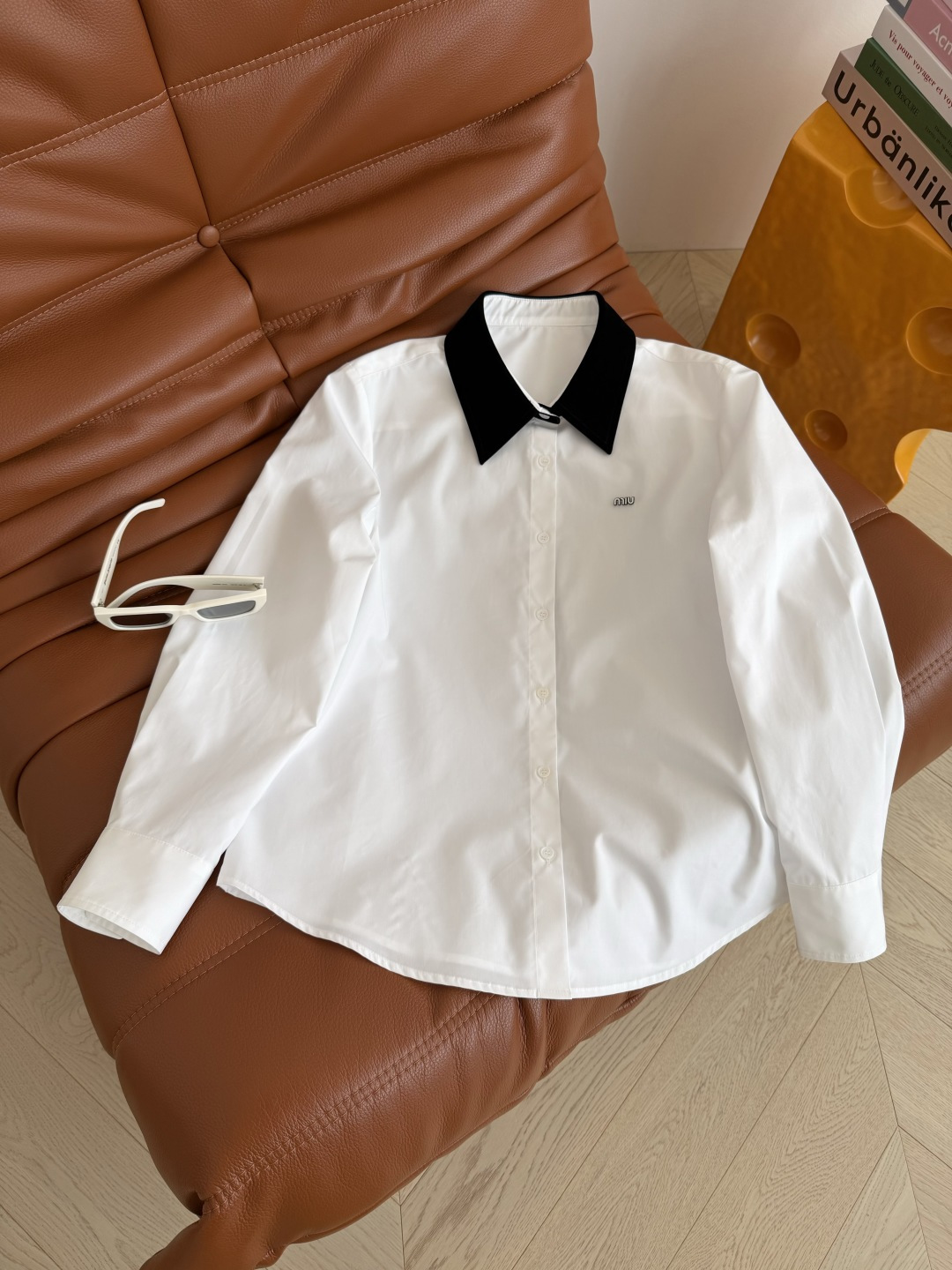 自带高级感衬衫 26ss 丝绒领子拼接衬衫 日常休闲或者高阶通勤皆可 实穿性很高 丝绒领子拼接很显高级感