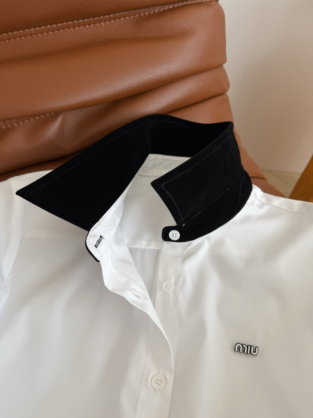 自带高级感衬衫 26ss 丝绒领子拼接衬衫 日常休闲或者高阶通勤皆可 实穿性很高 丝绒领子拼接很显高级感