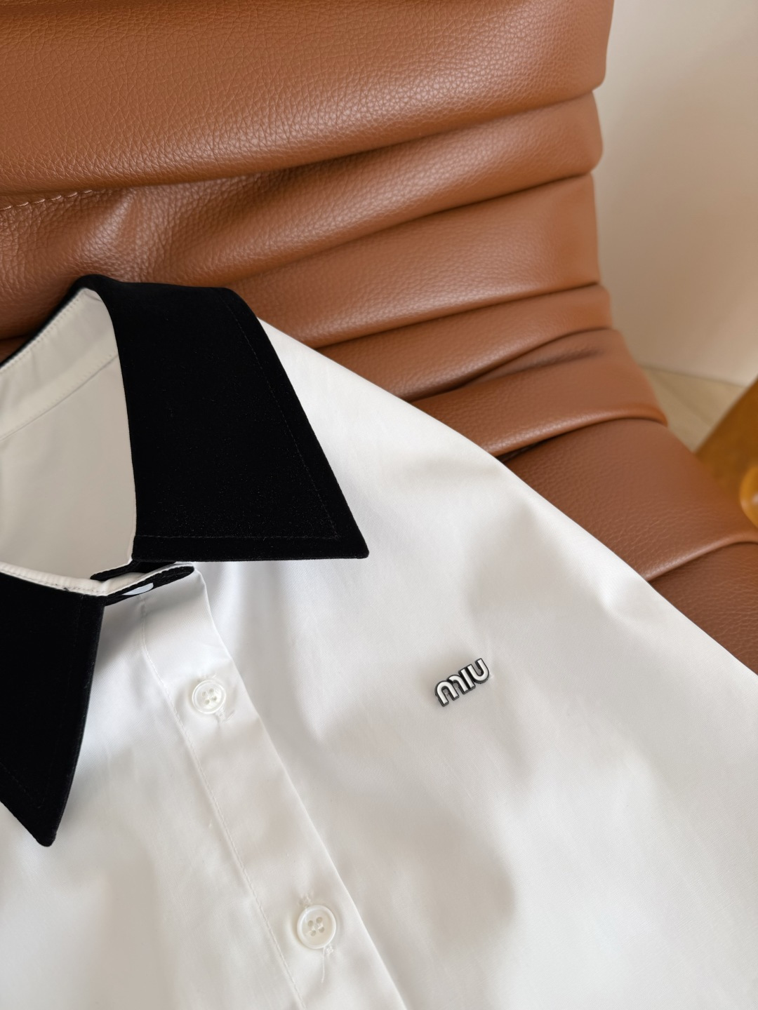 自带高级感衬衫 26ss 丝绒领子拼接衬衫 日常休闲或者高阶通勤皆可 实穿性很高 丝绒领子拼接很显高级感