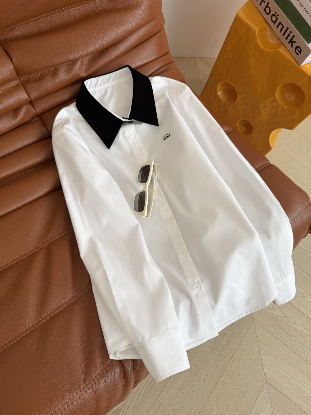 自带高级感衬衫 26ss 丝绒领子拼接衬衫 日常休闲或者高阶通勤皆可 实穿性很高 丝绒领子拼接很显高级感