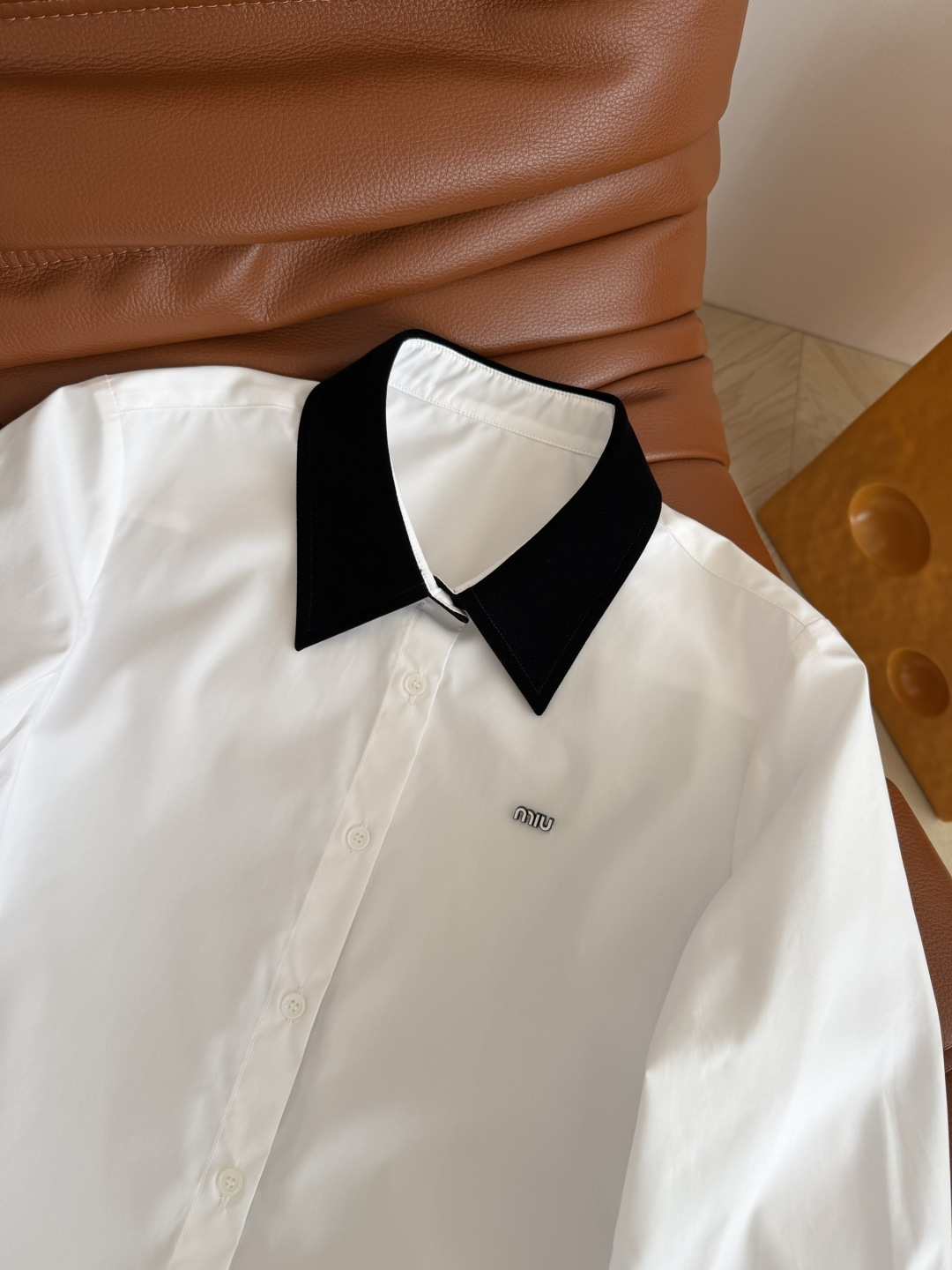 自带高级感衬衫 26ss 丝绒领子拼接衬衫 日常休闲或者高阶通勤皆可 实穿性很高 丝绒领子拼接很显高级感