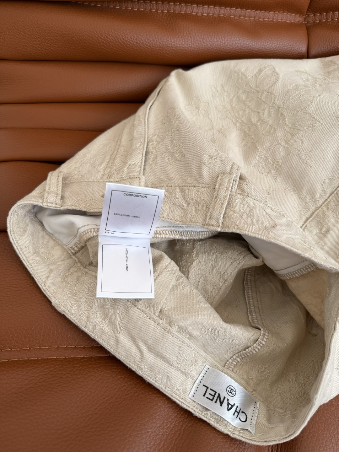 26新款 山茶花提花图案九分牛仔裤 夏季清爽必备款 时髦风格轻松Get 不管是搭配T恤或者衬衫都可以 山