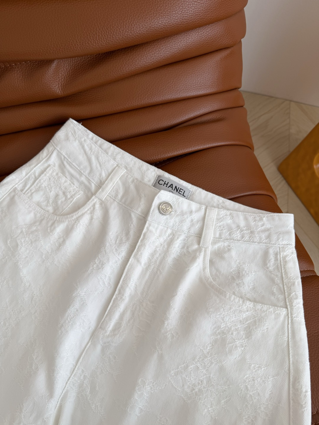 26新款 山茶花提花图案九分牛仔裤 夏季清爽必备款 时髦风格轻松Get 不管是搭配T恤或者衬衫都可以 山