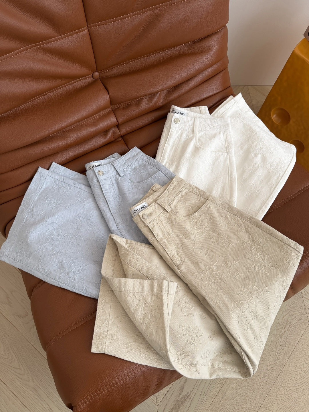 26新款 山茶花提花图案九分牛仔裤 夏季清爽必备款 时髦风格轻松Get 不管是搭配T恤或者衬衫都可以 山