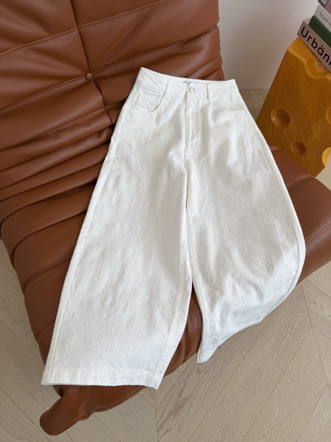 26新款 山茶花提花图案九分牛仔裤 夏季清爽必备款 时髦风格轻松Get 不管是搭配T恤或者衬衫都可以 山