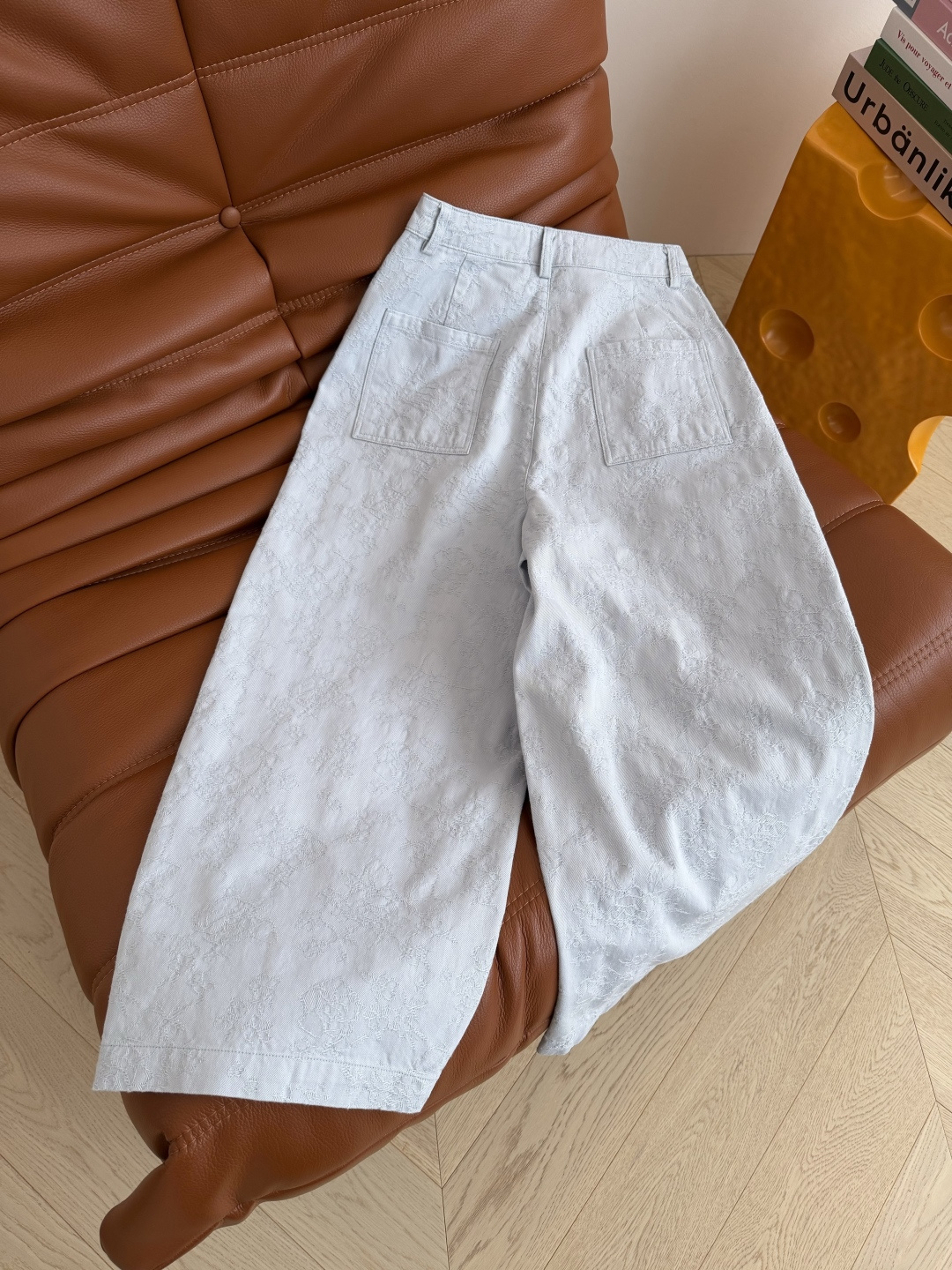 26新款 山茶花提花图案九分牛仔裤 夏季清爽必备款 时髦风格轻松Get 不管是搭配T恤或者衬衫都可以 山