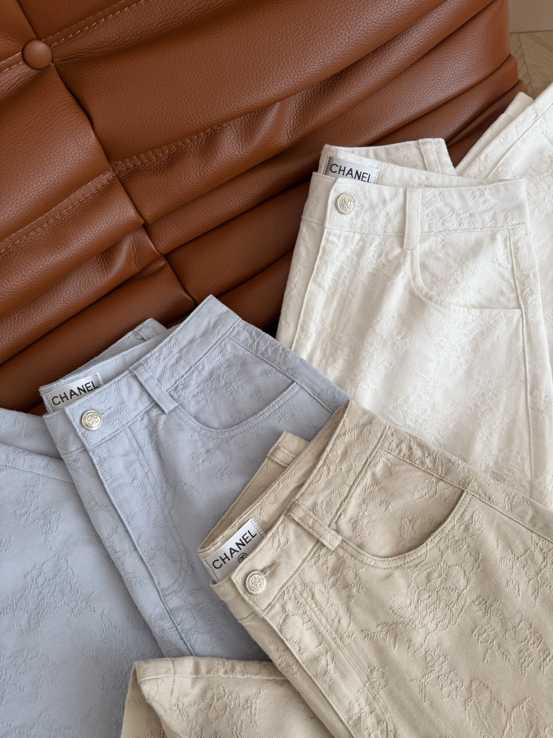 26新款 山茶花提花图案九分牛仔裤 夏季清爽必备款 时髦风格轻松Get 不管是搭配T恤或者衬衫都可以 山