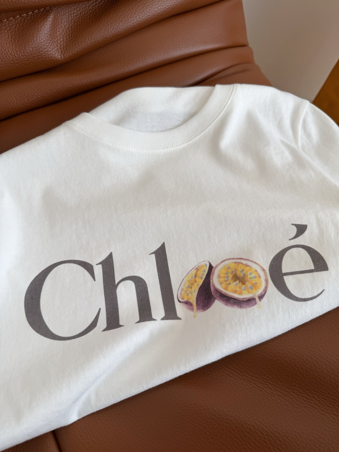 26ss 字母图案百香果印花短袖T恤 图案很好看 秒吸睛 简约又时髦 修身合体的版型 好穿又显瘦 完全不