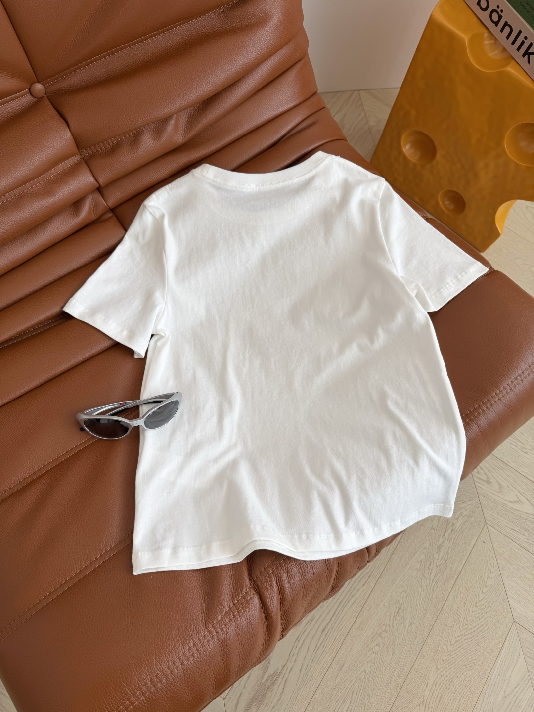 26ss 字母图案百香果印花短袖T恤 图案很好看 秒吸睛 简约又时髦 修身合体的版型 好穿又显瘦 完全不