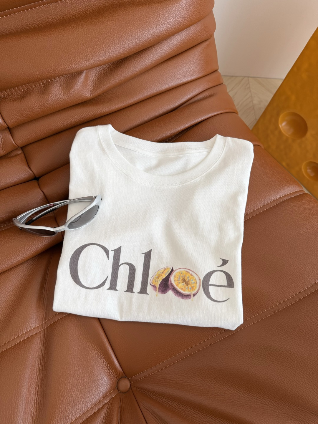 26ss 字母图案百香果印花短袖T恤 图案很好看 秒吸睛 简约又时髦 修身合体的版型 好穿又显瘦 完全不