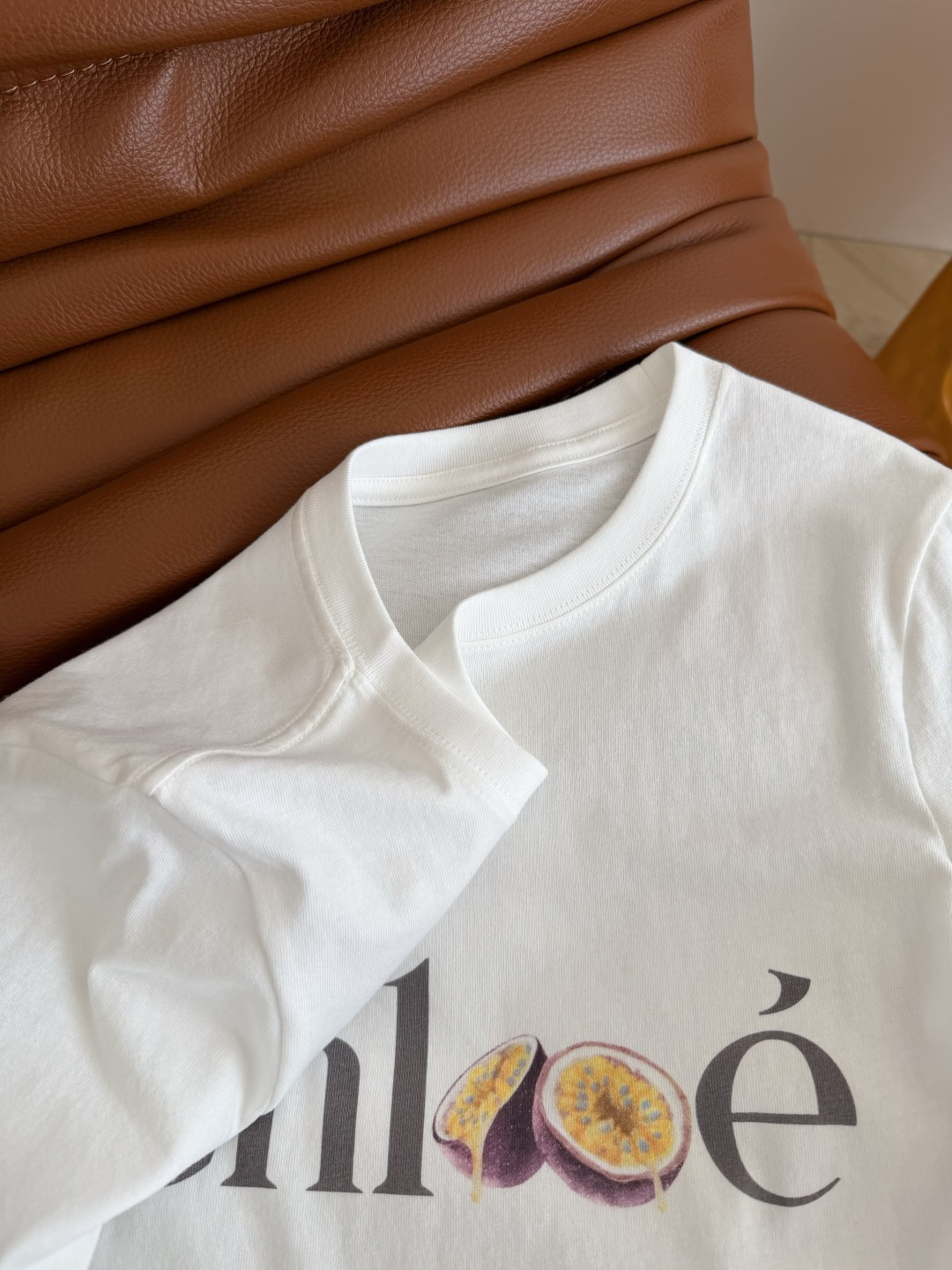 26ss 字母图案百香果印花短袖T恤 图案很好看 秒吸睛 简约又时髦 修身合体的版型 好穿又显瘦 完全不