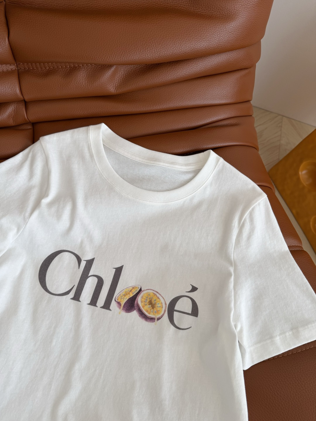 26ss 字母图案百香果印花短袖T恤 图案很好看 秒吸睛 简约又时髦 修身合体的版型 好穿又显瘦 完全不