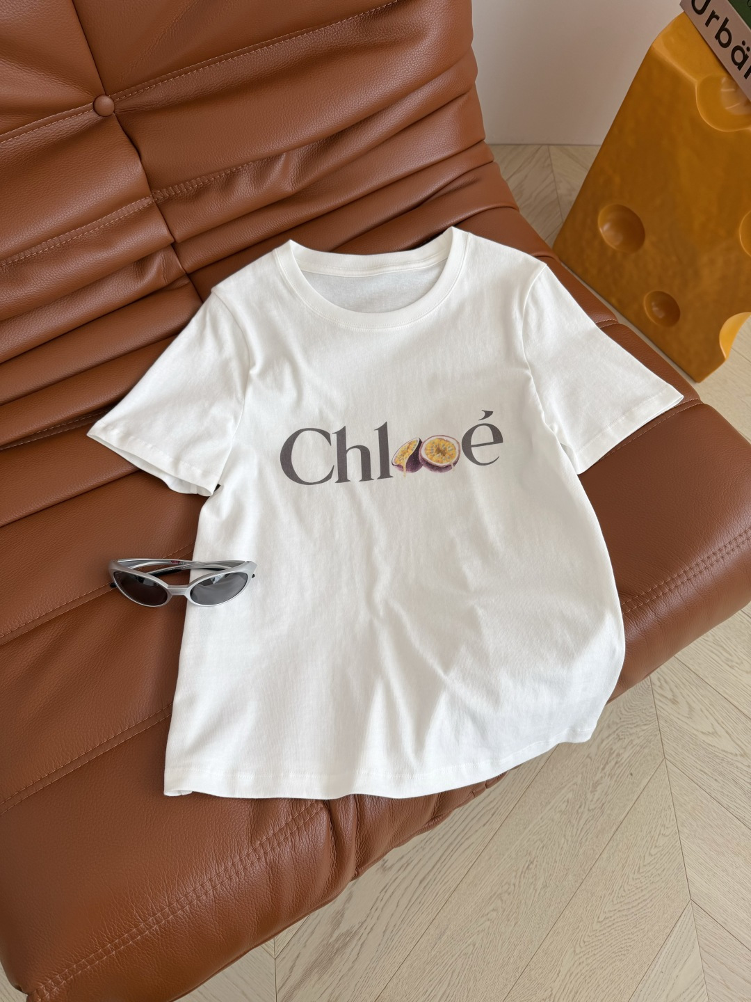 26ss 字母图案百香果印花短袖T恤 图案很好看 秒吸睛 简约又时髦 修身合体的版型 好穿又显瘦 完全不