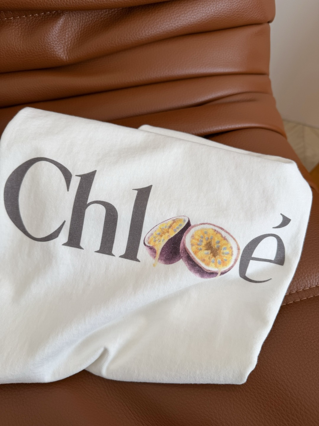 26ss 字母图案百香果印花短袖T恤 图案很好看 秒吸睛 简约又时髦 修身合体的版型 好穿又显瘦 完全不