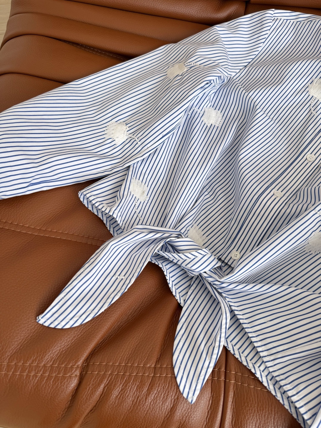 重工又有造型感 26ss 刺绣+钉珠工艺装饰衬衫 版型是巨好看的系带设计 休闲慵懒 自带博主街拍范 又可