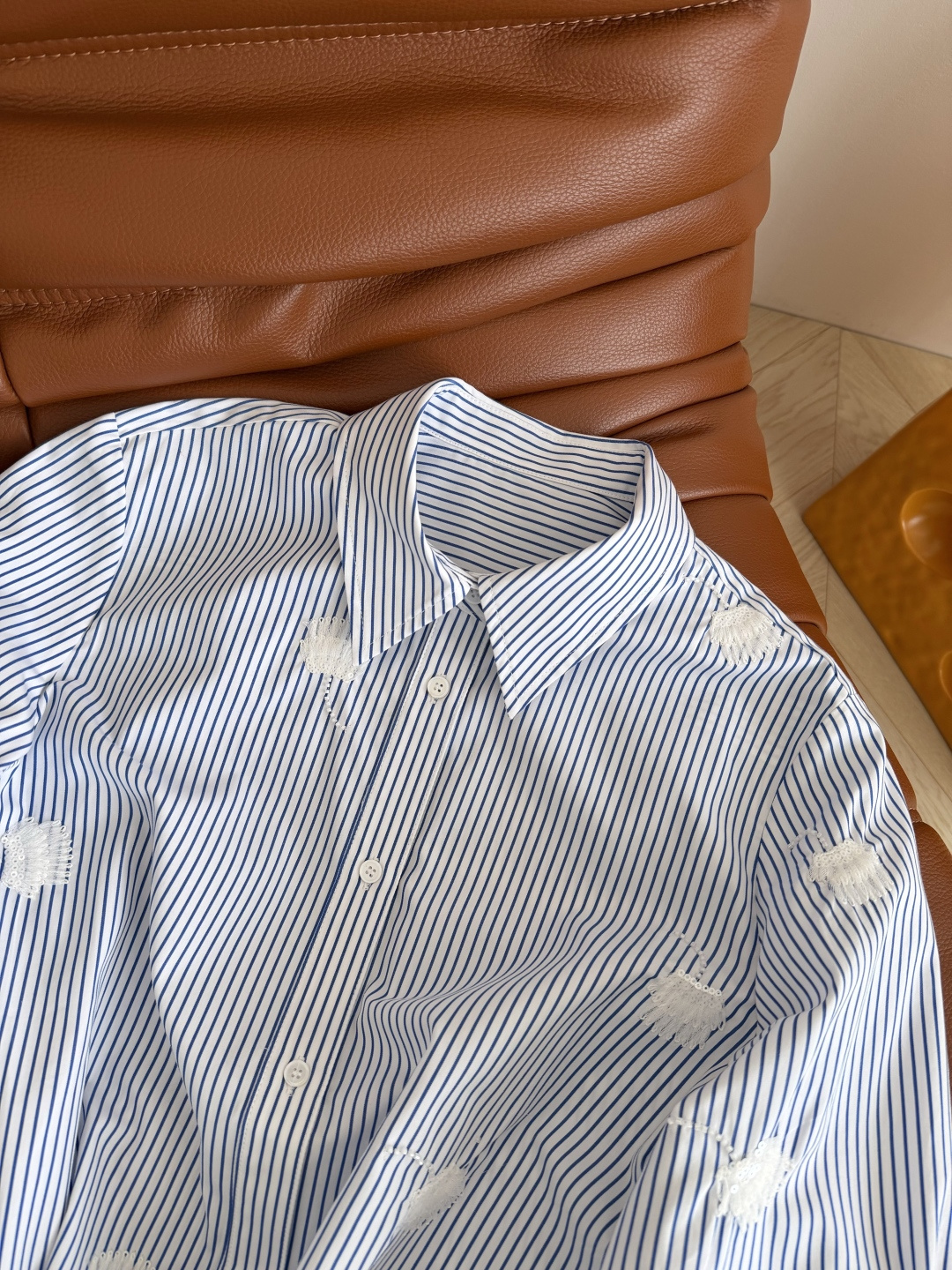 重工又有造型感 26ss 刺绣+钉珠工艺装饰衬衫 版型是巨好看的系带设计 休闲慵懒 自带博主街拍范 又可