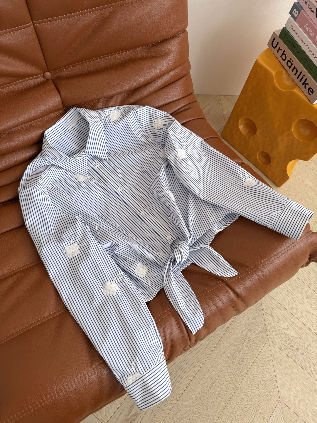 重工又有造型感 26ss 刺绣+钉珠工艺装饰衬衫 版型是巨好看的系带设计 休闲慵懒 自带博主街拍范 又可